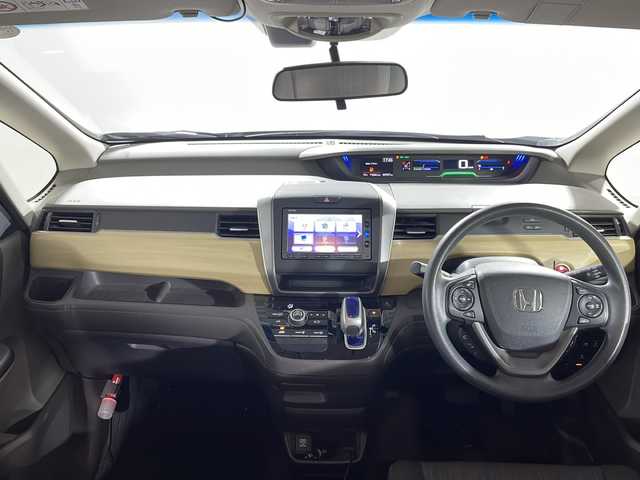 ホンダ フリード ハイブリット G ホンダセンシング 沖縄県 2017(平29)年 6万km ホワイトオーキッドパール 県外仕入れ　/禁煙車　/純正ナビ　ワンセグ　ＣＤ　Ｂｌｕｅｔｏｏｔｈ　/両側パワースライドドア　/ホンダセンシング/クルーズコントロール　/ビルトインＥＴＣ　/スマートキー　/スペアキー１本