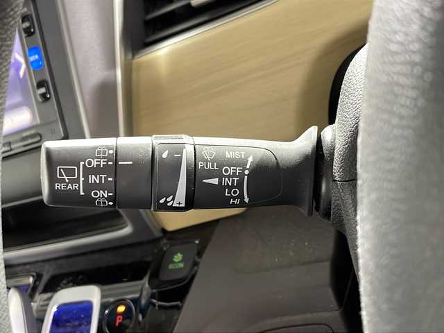 ホンダ フリード ハイブリット G ホンダセンシング 沖縄県 2017(平29)年 6万km ホワイトオーキッドパール 県外仕入れ　/禁煙車　/純正ナビ　ワンセグ　ＣＤ　Ｂｌｕｅｔｏｏｔｈ　/両側パワースライドドア　/ホンダセンシング/クルーズコントロール　/ビルトインＥＴＣ　/スマートキー　/スペアキー１本