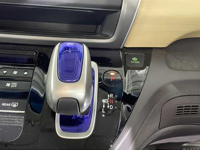 ホンダ フリード ハイブリット G ホンダセンシング 沖縄県 2017(平29)年 6万km ホワイトオーキッドパール 県外仕入れ　/禁煙車　/純正ナビ　ワンセグ　ＣＤ　Ｂｌｕｅｔｏｏｔｈ　/両側パワースライドドア　/ホンダセンシング/クルーズコントロール　/ビルトインＥＴＣ　/スマートキー　/スペアキー１本