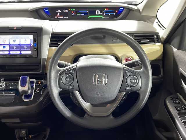 ホンダ フリード ハイブリット G ホンダセンシング 沖縄県 2017(平29)年 6万km ホワイトオーキッドパール 県外仕入れ　/禁煙車　/純正ナビ　ワンセグ　ＣＤ　Ｂｌｕｅｔｏｏｔｈ　/両側パワースライドドア　/ホンダセンシング/クルーズコントロール　/ビルトインＥＴＣ　/スマートキー　/スペアキー１本