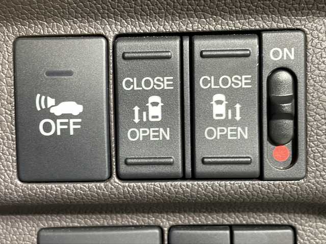 ホンダ フリード ハイブリット G ホンダセンシング 沖縄県 2017(平29)年 6万km ホワイトオーキッドパール 県外仕入れ　/禁煙車　/純正ナビ　ワンセグ　ＣＤ　Ｂｌｕｅｔｏｏｔｈ　/両側パワースライドドア　/ホンダセンシング/クルーズコントロール　/ビルトインＥＴＣ　/スマートキー　/スペアキー１本