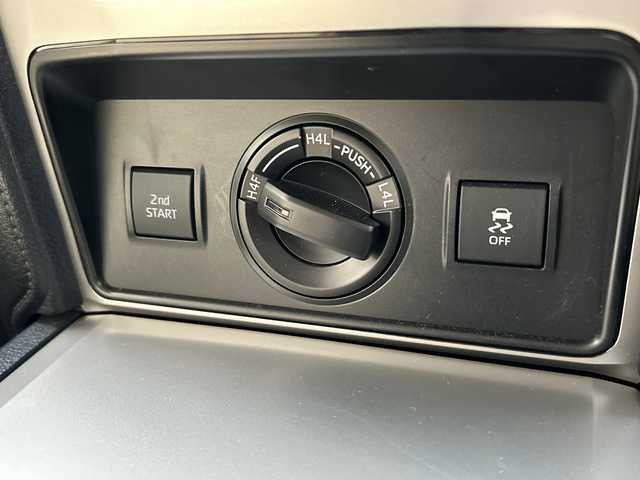 トヨタ ランドクルーザー プラド TX 富山県 2017(平29)年 5.9万km ホワイトパールクリスタルシャイン 4WD/クリアランスソナー/バックソナー/純正ナビ/フルセグTV/バックモニター/ビルトインETC/ドライブレコーダー/セーフティセンスP/・衝突被害軽減ブレーキ/・車線逸脱警報/・オートマチックハイビーム/LEDヘッドランプ/LEDフロントフォグランプ/ステアリングスイッチ/レザー調シートカバー付/社外17インチアルミホイール/スマートキー/プッシュエンジンスタート/禁煙車