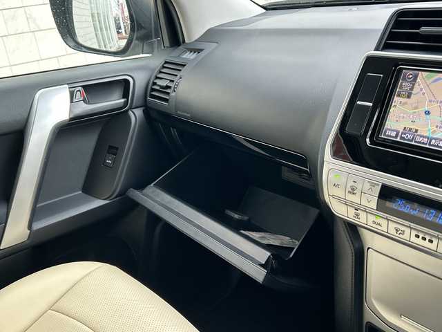 トヨタ ランドクルーザー プラド TX 富山県 2017(平29)年 5.9万km ホワイトパールクリスタルシャイン 4WD/クリアランスソナー/バックソナー/純正ナビ/フルセグTV/バックモニター/ビルトインETC/ドライブレコーダー/セーフティセンスP/・衝突被害軽減ブレーキ/・車線逸脱警報/・オートマチックハイビーム/LEDヘッドランプ/LEDフロントフォグランプ/ステアリングスイッチ/レザー調シートカバー付/社外17インチアルミホイール/スマートキー/プッシュエンジンスタート/禁煙車