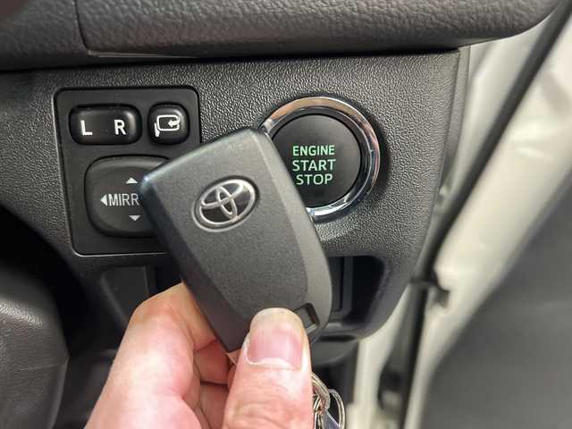 トヨタ ハイエース GL 愛媛県 2017(平29)年 1.6万km ホワイトパールクリスタルシャイン パワースライドドア/15インチアルミホイール/スマートキー/プッシュスタート/LEDヘッドライト//純正ナビ/フルセグTV　バックカメラ　Bluetooth/１２．１型フリップダウンモニター/片側パワースライドドア/スマートエントリー/純正１５インチアルミホイール/ＬＥＤヘッドライト/プッシュスタート/ＥＴＣ/Bluetooth