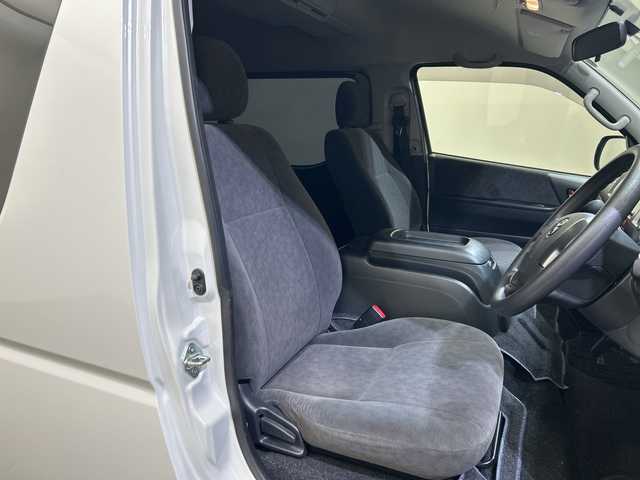 トヨタ ハイエース GL 愛媛県 2017(平29)年 1.6万km ホワイトパールクリスタルシャイン パワースライドドア/15インチアルミホイール/スマートキー/プッシュスタート/LEDヘッドライト//純正ナビ/フルセグTV　バックカメラ　Bluetooth/１２．１型フリップダウンモニター/片側パワースライドドア/スマートエントリー/純正１５インチアルミホイール/ＬＥＤヘッドライト/プッシュスタート/ＥＴＣ/Bluetooth