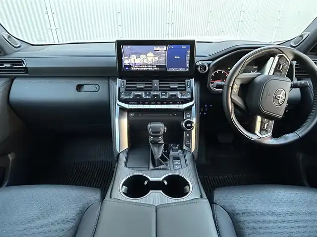 トヨタ ランドクルーザー GRスポーツ 栃木県 2024(令6)年 1万km プレシャスホワイトパール AUTHORセキュリティ/リヤシートエンターテインメントシステム/JBLプレミアムサウンドシステム/12.3インチナビゲ/・地デジ(フルセグ)/・Bluetooth/・Apple CarPlay/Android Auto/・DVD/CD/SD/USB/ToyotaSafetySense/・プリクラッシュセーフティ(歩行者［昼夜］・自転車運転者［昼］/検知機能付衝突回避支援タイプ/ミリ波レーダー+単眼カメラ方式)/・レーントレーシングアシスト［LTA］/・レーンディパーチャーアラート［LDA］ /・レーダークルーズコントロール(全車速追従機能付)/・アダプティブハイビームシステム［AHS］/・オートマチックハイビーム［AHB］/ブラインドスポットモニター(後方車両への接近警報・停車時警報機能付)［BSM］/パーキングサポートブレーキ(前後方静止物/後方接近車両/後方歩行者)/パノラミックビューモニター/ヘッドアップディスプレイ/電動デフロック(フロント・リア)/本革シート(GR専用ブラック)/全席シートヒーター/クーラー/ハンドルヒーター/ルーフレール(ブラック)/前後ドライブレコーダー