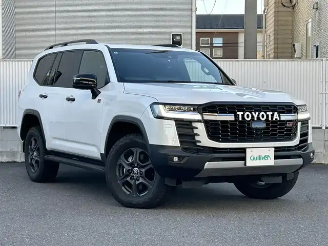 トヨタ ランドクルーザー GRスポーツ 栃木県 2024(令6)年 1万km プレシャスホワイトパール AUTHORセキュリティ/リヤシートエンターテインメントシステム/JBLプレミアムサウンドシステム/12.3インチナビゲ/・地デジ(フルセグ)/・Bluetooth/・Apple CarPlay/Android Auto/・DVD/CD/SD/USB/ToyotaSafetySense/・プリクラッシュセーフティ(歩行者［昼夜］・自転車運転者［昼］/検知機能付衝突回避支援タイプ/ミリ波レーダー+単眼カメラ方式)/・レーントレーシングアシスト［LTA］/・レーンディパーチャーアラート［LDA］ /・レーダークルーズコントロール(全車速追従機能付)/・アダプティブハイビームシステム［AHS］/・オートマチックハイビーム［AHB］/ブラインドスポットモニター(後方車両への接近警報・停車時警報機能付)［BSM］/パーキングサポートブレーキ(前後方静止物/後方接近車両/後方歩行者)/パノラミックビューモニター/ヘッドアップディスプレイ/電動デフロック(フロント・リア)/本革シート(GR専用ブラック)/全席シートヒーター/クーラー/ハンドルヒーター/ルーフレール(ブラック)/前後ドライブレコーダー