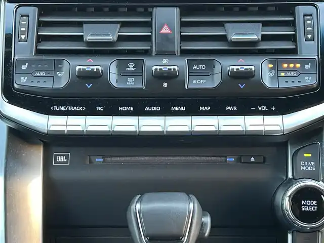 トヨタ ランドクルーザー GRスポーツ 栃木県 2024(令6)年 1万km プレシャスホワイトパール AUTHORセキュリティ/リヤシートエンターテインメントシステム/JBLプレミアムサウンドシステム/12.3インチナビゲ/・地デジ(フルセグ)/・Bluetooth/・Apple CarPlay/Android Auto/・DVD/CD/SD/USB/ToyotaSafetySense/・プリクラッシュセーフティ(歩行者［昼夜］・自転車運転者［昼］/検知機能付衝突回避支援タイプ/ミリ波レーダー+単眼カメラ方式)/・レーントレーシングアシスト［LTA］/・レーンディパーチャーアラート［LDA］ /・レーダークルーズコントロール(全車速追従機能付)/・アダプティブハイビームシステム［AHS］/・オートマチックハイビーム［AHB］/ブラインドスポットモニター(後方車両への接近警報・停車時警報機能付)［BSM］/パーキングサポートブレーキ(前後方静止物/後方接近車両/後方歩行者)/パノラミックビューモニター/ヘッドアップディスプレイ/電動デフロック(フロント・リア)/本革シート(GR専用ブラック)/全席シートヒーター/クーラー/ハンドルヒーター/ルーフレール(ブラック)/前後ドライブレコーダー