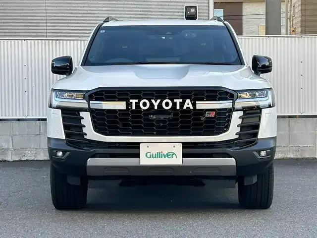 トヨタ ランドクルーザー GRスポーツ 栃木県 2024(令6)年 1万km プレシャスホワイトパール AUTHORセキュリティ/リヤシートエンターテインメントシステム/JBLプレミアムサウンドシステム/12.3インチナビゲ/・地デジ(フルセグ)/・Bluetooth/・Apple CarPlay/Android Auto/・DVD/CD/SD/USB/ToyotaSafetySense/・プリクラッシュセーフティ(歩行者［昼夜］・自転車運転者［昼］/検知機能付衝突回避支援タイプ/ミリ波レーダー+単眼カメラ方式)/・レーントレーシングアシスト［LTA］/・レーンディパーチャーアラート［LDA］ /・レーダークルーズコントロール(全車速追従機能付)/・アダプティブハイビームシステム［AHS］/・オートマチックハイビーム［AHB］/ブラインドスポットモニター(後方車両への接近警報・停車時警報機能付)［BSM］/パーキングサポートブレーキ(前後方静止物/後方接近車両/後方歩行者)/パノラミックビューモニター/ヘッドアップディスプレイ/電動デフロック(フロント・リア)/本革シート(GR専用ブラック)/全席シートヒーター/クーラー/ハンドルヒーター/ルーフレール(ブラック)/前後ドライブレコーダー
