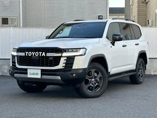 トヨタ ランドクルーザー GRスポーツ 栃木県 2024(令6)年 1万km プレシャスホワイトパール AUTHORセキュリティ/リヤシートエンターテインメントシステム/JBLプレミアムサウンドシステム/12.3インチナビゲ/・地デジ(フルセグ)/・Bluetooth/・Apple CarPlay/Android Auto/・DVD/CD/SD/USB/ToyotaSafetySense/・プリクラッシュセーフティ(歩行者［昼夜］・自転車運転者［昼］/検知機能付衝突回避支援タイプ/ミリ波レーダー+単眼カメラ方式)/・レーントレーシングアシスト［LTA］/・レーンディパーチャーアラート［LDA］ /・レーダークルーズコントロール(全車速追従機能付)/・アダプティブハイビームシステム［AHS］/・オートマチックハイビーム［AHB］/ブラインドスポットモニター(後方車両への接近警報・停車時警報機能付)［BSM］/パーキングサポートブレーキ(前後方静止物/後方接近車両/後方歩行者)/パノラミックビューモニター/ヘッドアップディスプレイ/電動デフロック(フロント・リア)/本革シート(GR専用ブラック)/全席シートヒーター/クーラー/ハンドルヒーター/ルーフレール(ブラック)/前後ドライブレコーダー