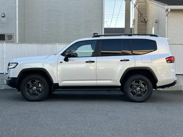トヨタ ランドクルーザー GRスポーツ 栃木県 2024(令6)年 1万km プレシャスホワイトパール AUTHORセキュリティ/リヤシートエンターテインメントシステム/JBLプレミアムサウンドシステム/12.3インチナビゲ/・地デジ(フルセグ)/・Bluetooth/・Apple CarPlay/Android Auto/・DVD/CD/SD/USB/ToyotaSafetySense/・プリクラッシュセーフティ(歩行者［昼夜］・自転車運転者［昼］/検知機能付衝突回避支援タイプ/ミリ波レーダー+単眼カメラ方式)/・レーントレーシングアシスト［LTA］/・レーンディパーチャーアラート［LDA］ /・レーダークルーズコントロール(全車速追従機能付)/・アダプティブハイビームシステム［AHS］/・オートマチックハイビーム［AHB］/ブラインドスポットモニター(後方車両への接近警報・停車時警報機能付)［BSM］/パーキングサポートブレーキ(前後方静止物/後方接近車両/後方歩行者)/パノラミックビューモニター/ヘッドアップディスプレイ/電動デフロック(フロント・リア)/本革シート(GR専用ブラック)/全席シートヒーター/クーラー/ハンドルヒーター/ルーフレール(ブラック)/前後ドライブレコーダー
