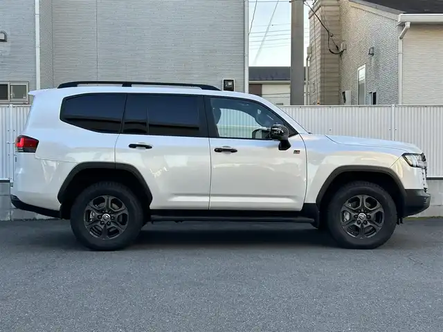 トヨタ ランドクルーザー GRスポーツ 栃木県 2024(令6)年 1万km プレシャスホワイトパール AUTHORセキュリティ/リヤシートエンターテインメントシステム/JBLプレミアムサウンドシステム/12.3インチナビゲ/・地デジ(フルセグ)/・Bluetooth/・Apple CarPlay/Android Auto/・DVD/CD/SD/USB/ToyotaSafetySense/・プリクラッシュセーフティ(歩行者［昼夜］・自転車運転者［昼］/検知機能付衝突回避支援タイプ/ミリ波レーダー+単眼カメラ方式)/・レーントレーシングアシスト［LTA］/・レーンディパーチャーアラート［LDA］ /・レーダークルーズコントロール(全車速追従機能付)/・アダプティブハイビームシステム［AHS］/・オートマチックハイビーム［AHB］/ブラインドスポットモニター(後方車両への接近警報・停車時警報機能付)［BSM］/パーキングサポートブレーキ(前後方静止物/後方接近車両/後方歩行者)/パノラミックビューモニター/ヘッドアップディスプレイ/電動デフロック(フロント・リア)/本革シート(GR専用ブラック)/全席シートヒーター/クーラー/ハンドルヒーター/ルーフレール(ブラック)/前後ドライブレコーダー