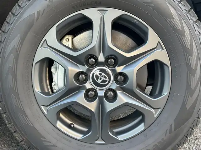 トヨタ ランドクルーザー GRスポーツ 栃木県 2024(令6)年 1万km プレシャスホワイトパール AUTHORセキュリティ/リヤシートエンターテインメントシステム/JBLプレミアムサウンドシステム/12.3インチナビゲ/・地デジ(フルセグ)/・Bluetooth/・Apple CarPlay/Android Auto/・DVD/CD/SD/USB/ToyotaSafetySense/・プリクラッシュセーフティ(歩行者［昼夜］・自転車運転者［昼］/検知機能付衝突回避支援タイプ/ミリ波レーダー+単眼カメラ方式)/・レーントレーシングアシスト［LTA］/・レーンディパーチャーアラート［LDA］ /・レーダークルーズコントロール(全車速追従機能付)/・アダプティブハイビームシステム［AHS］/・オートマチックハイビーム［AHB］/ブラインドスポットモニター(後方車両への接近警報・停車時警報機能付)［BSM］/パーキングサポートブレーキ(前後方静止物/後方接近車両/後方歩行者)/パノラミックビューモニター/ヘッドアップディスプレイ/電動デフロック(フロント・リア)/本革シート(GR専用ブラック)/全席シートヒーター/クーラー/ハンドルヒーター/ルーフレール(ブラック)/前後ドライブレコーダー