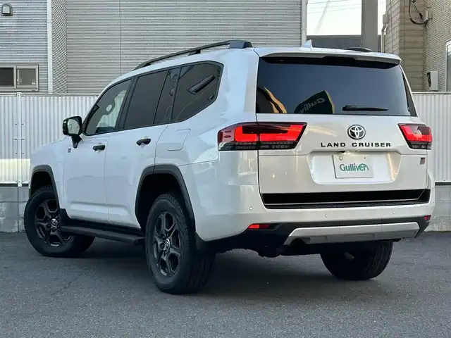 トヨタ ランドクルーザー GRスポーツ 栃木県 2024(令6)年 1万km プレシャスホワイトパール AUTHORセキュリティ/リヤシートエンターテインメントシステム/JBLプレミアムサウンドシステム/12.3インチナビゲ/・地デジ(フルセグ)/・Bluetooth/・Apple CarPlay/Android Auto/・DVD/CD/SD/USB/ToyotaSafetySense/・プリクラッシュセーフティ(歩行者［昼夜］・自転車運転者［昼］/検知機能付衝突回避支援タイプ/ミリ波レーダー+単眼カメラ方式)/・レーントレーシングアシスト［LTA］/・レーンディパーチャーアラート［LDA］ /・レーダークルーズコントロール(全車速追従機能付)/・アダプティブハイビームシステム［AHS］/・オートマチックハイビーム［AHB］/ブラインドスポットモニター(後方車両への接近警報・停車時警報機能付)［BSM］/パーキングサポートブレーキ(前後方静止物/後方接近車両/後方歩行者)/パノラミックビューモニター/ヘッドアップディスプレイ/電動デフロック(フロント・リア)/本革シート(GR専用ブラック)/全席シートヒーター/クーラー/ハンドルヒーター/ルーフレール(ブラック)/前後ドライブレコーダー