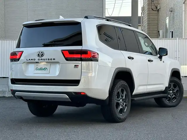 トヨタ ランドクルーザー GRスポーツ 栃木県 2024(令6)年 1万km プレシャスホワイトパール AUTHORセキュリティ/リヤシートエンターテインメントシステム/JBLプレミアムサウンドシステム/12.3インチナビゲ/・地デジ(フルセグ)/・Bluetooth/・Apple CarPlay/Android Auto/・DVD/CD/SD/USB/ToyotaSafetySense/・プリクラッシュセーフティ(歩行者［昼夜］・自転車運転者［昼］/検知機能付衝突回避支援タイプ/ミリ波レーダー+単眼カメラ方式)/・レーントレーシングアシスト［LTA］/・レーンディパーチャーアラート［LDA］ /・レーダークルーズコントロール(全車速追従機能付)/・アダプティブハイビームシステム［AHS］/・オートマチックハイビーム［AHB］/ブラインドスポットモニター(後方車両への接近警報・停車時警報機能付)［BSM］/パーキングサポートブレーキ(前後方静止物/後方接近車両/後方歩行者)/パノラミックビューモニター/ヘッドアップディスプレイ/電動デフロック(フロント・リア)/本革シート(GR専用ブラック)/全席シートヒーター/クーラー/ハンドルヒーター/ルーフレール(ブラック)/前後ドライブレコーダー