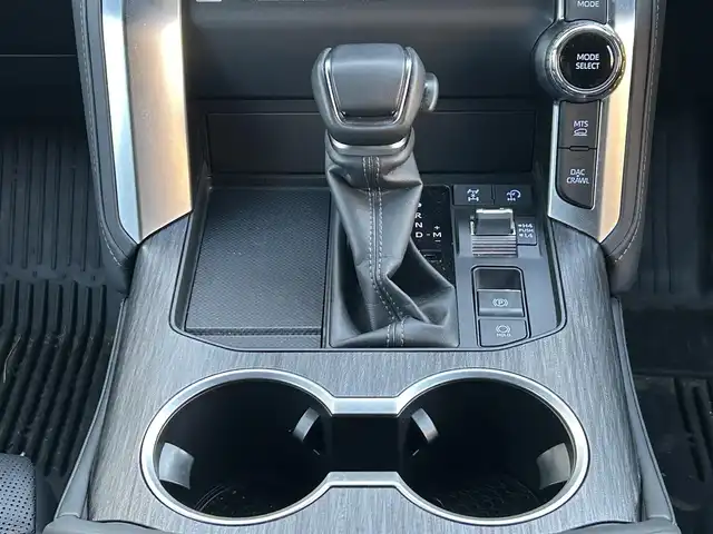 トヨタ ランドクルーザー GRスポーツ 栃木県 2024(令6)年 1万km プレシャスホワイトパール AUTHORセキュリティ/リヤシートエンターテインメントシステム/JBLプレミアムサウンドシステム/12.3インチナビゲ/・地デジ(フルセグ)/・Bluetooth/・Apple CarPlay/Android Auto/・DVD/CD/SD/USB/ToyotaSafetySense/・プリクラッシュセーフティ(歩行者［昼夜］・自転車運転者［昼］/検知機能付衝突回避支援タイプ/ミリ波レーダー+単眼カメラ方式)/・レーントレーシングアシスト［LTA］/・レーンディパーチャーアラート［LDA］ /・レーダークルーズコントロール(全車速追従機能付)/・アダプティブハイビームシステム［AHS］/・オートマチックハイビーム［AHB］/ブラインドスポットモニター(後方車両への接近警報・停車時警報機能付)［BSM］/パーキングサポートブレーキ(前後方静止物/後方接近車両/後方歩行者)/パノラミックビューモニター/ヘッドアップディスプレイ/電動デフロック(フロント・リア)/本革シート(GR専用ブラック)/全席シートヒーター/クーラー/ハンドルヒーター/ルーフレール(ブラック)/前後ドライブレコーダー