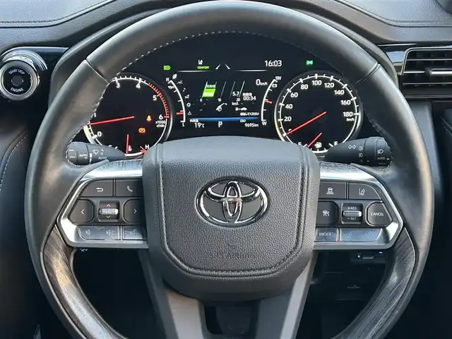トヨタ ランドクルーザー GRスポーツ 栃木県 2024(令6)年 1万km プレシャスホワイトパール AUTHORセキュリティ/リヤシートエンターテインメントシステム/JBLプレミアムサウンドシステム/12.3インチナビゲ/・地デジ(フルセグ)/・Bluetooth/・Apple CarPlay/Android Auto/・DVD/CD/SD/USB/ToyotaSafetySense/・プリクラッシュセーフティ(歩行者［昼夜］・自転車運転者［昼］/検知機能付衝突回避支援タイプ/ミリ波レーダー+単眼カメラ方式)/・レーントレーシングアシスト［LTA］/・レーンディパーチャーアラート［LDA］ /・レーダークルーズコントロール(全車速追従機能付)/・アダプティブハイビームシステム［AHS］/・オートマチックハイビーム［AHB］/ブラインドスポットモニター(後方車両への接近警報・停車時警報機能付)［BSM］/パーキングサポートブレーキ(前後方静止物/後方接近車両/後方歩行者)/パノラミックビューモニター/ヘッドアップディスプレイ/電動デフロック(フロント・リア)/本革シート(GR専用ブラック)/全席シートヒーター/クーラー/ハンドルヒーター/ルーフレール(ブラック)/前後ドライブレコーダー