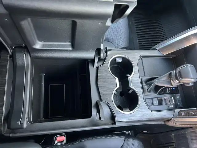 トヨタ ランドクルーザー GRスポーツ 栃木県 2024(令6)年 1万km プレシャスホワイトパール AUTHORセキュリティ/リヤシートエンターテインメントシステム/JBLプレミアムサウンドシステム/12.3インチナビゲ/・地デジ(フルセグ)/・Bluetooth/・Apple CarPlay/Android Auto/・DVD/CD/SD/USB/ToyotaSafetySense/・プリクラッシュセーフティ(歩行者［昼夜］・自転車運転者［昼］/検知機能付衝突回避支援タイプ/ミリ波レーダー+単眼カメラ方式)/・レーントレーシングアシスト［LTA］/・レーンディパーチャーアラート［LDA］ /・レーダークルーズコントロール(全車速追従機能付)/・アダプティブハイビームシステム［AHS］/・オートマチックハイビーム［AHB］/ブラインドスポットモニター(後方車両への接近警報・停車時警報機能付)［BSM］/パーキングサポートブレーキ(前後方静止物/後方接近車両/後方歩行者)/パノラミックビューモニター/ヘッドアップディスプレイ/電動デフロック(フロント・リア)/本革シート(GR専用ブラック)/全席シートヒーター/クーラー/ハンドルヒーター/ルーフレール(ブラック)/前後ドライブレコーダー