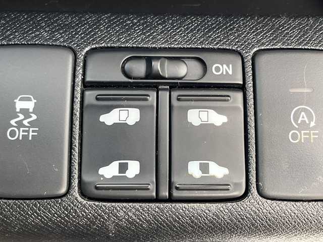 ホンダ ステップワゴン スパーダ Z クールスピリット 群馬県 2013(平25)年 5.6万km ホワイトオーキッドパール １０．２型後席モニター　７型ナビ　フルセグＴＶ　バックカメラ　クルーズコントロール　両側電動スライドドア　ＥＴＣ　ステアリングスイッチ　パドルシフト　ＨＩＤヘッドライト　オートライト　禁煙車