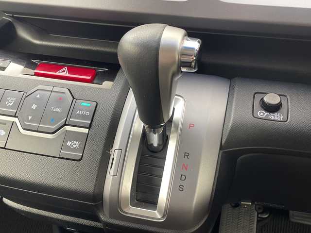 ホンダ ステップワゴン スパーダ Z クールスピリット 群馬県 2013(平25)年 5.6万km ホワイトオーキッドパール １０．２型後席モニター　７型ナビ　フルセグＴＶ　バックカメラ　クルーズコントロール　両側電動スライドドア　ＥＴＣ　ステアリングスイッチ　パドルシフト　ＨＩＤヘッドライト　オートライト　禁煙車