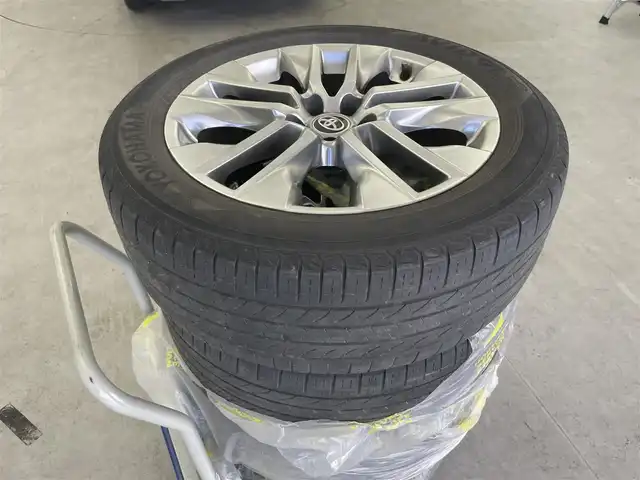 トヨタ ＲＡＶ４ G Zパッケージ 富山県 2019(令1)年 5.1万km ホワイトパールクリスタルシャイン 純正ナビ（AM/FM/CD/DVD/SD/USB/BT）/フルセグTV/バックカメラ/夏タイヤ（純正１９インチAW付き）積込/レーダークルーズコントロール/プリクラッシュセーフティ/レーンキープアシスト/クリアランスソナー/ブラインドスポットモニター/オートマチックハイビーム/LEDヘッドライト/デジタルインナーミラー/ビルトイETC/１００V充電/レザーシート/前席シートヒーター/ステアリングヒーター/前席シートヒーター/電動リアゲート/スマートキー/プッシュスタート/純正ラバーマット