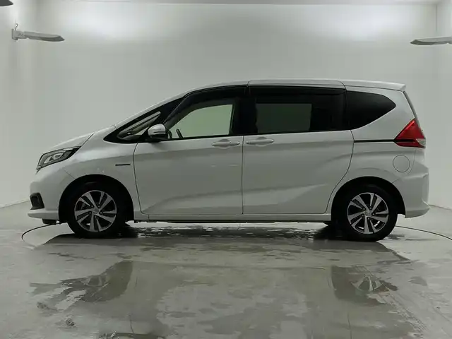 ホンダ フリード ハイブリット G ホンダセンシング 福井県 2019(令1)年 4.6万km プラチナホワイトパール Sパッケージ/-本革巻きステアリング/-コンビシート&専用インテリア/-15インチアルミホイール/-シートバックアッパーポケット/純正9インチプレミアムインターナビ/-AM/FM/DVD/BT/USB/HDMI/フルセグTV/純正ドライブレコーダー前後/純正フロアマット/両側パワースライドドア/バックカメラ/ETC/ハーフレザーシート/シートヒーター/衝突被害軽減システム/レーダークルーズコントロール/レーンキープアシスト/横滑り防止装置/アイドリングストップ/オートLEDライト/ステアリングスイッチ