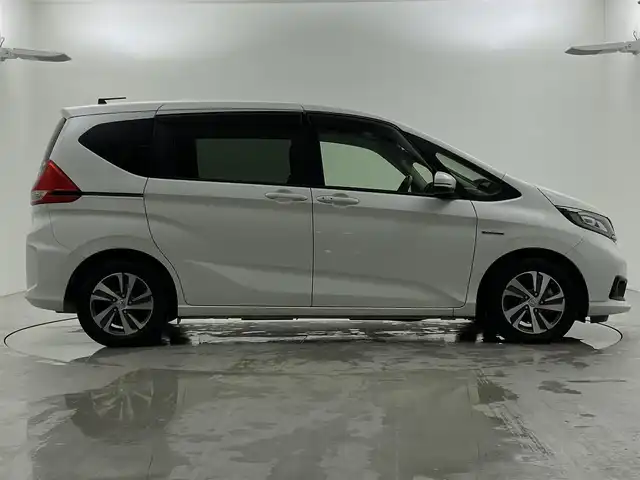 ホンダ フリード ハイブリット G ホンダセンシング 福井県 2019(令1)年 4.6万km プラチナホワイトパール Sパッケージ/-本革巻きステアリング/-コンビシート&専用インテリア/-15インチアルミホイール/-シートバックアッパーポケット/純正9インチプレミアムインターナビ/-AM/FM/DVD/BT/USB/HDMI/フルセグTV/純正ドライブレコーダー前後/純正フロアマット/両側パワースライドドア/バックカメラ/ETC/ハーフレザーシート/シートヒーター/衝突被害軽減システム/レーダークルーズコントロール/レーンキープアシスト/横滑り防止装置/アイドリングストップ/オートLEDライト/ステアリングスイッチ