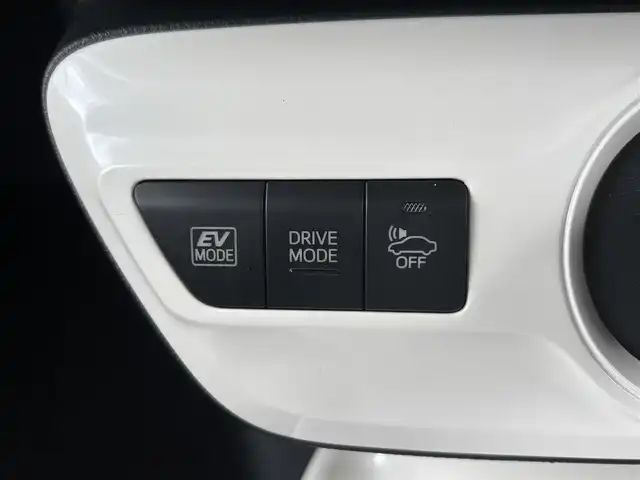 トヨタ プリウス A ツーリングセレクション 宮城県 2016(平28)年 4.9万km シルバーM 登録時走行距離４８５７５ｋｍ/レーダークルーズコントロール/純正ナビ/・Bluetooth/・フルセグテレビ/・DVD/CD/・ＡＭ／ＦＭ/プリクラッシュセーフティ/インテリジェントクリアランスソナー/ブラインドスポットモニター/ヘッドアップディスプレイ/オートライト/オートマチックハイビーム/ＬＥＤヘッドライト/ウインカーミラー/電格ミラー/ドアバイザー