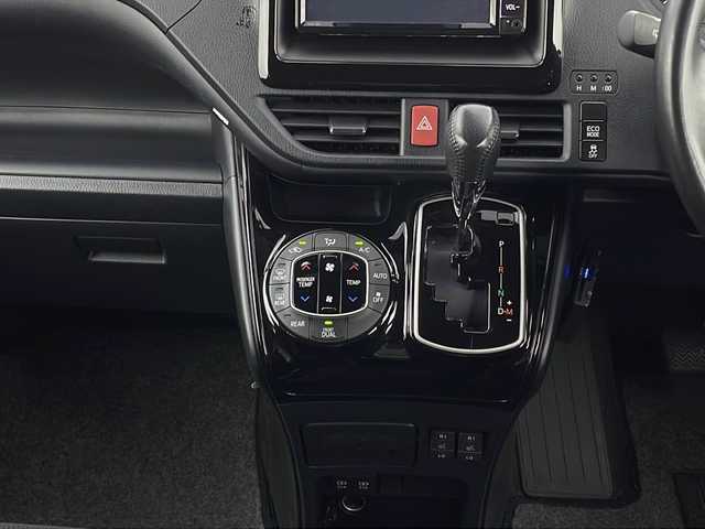 トヨタ ノア G 新潟県 2019(平31)年 3万km ブラック ４WD/トヨタセーフティセンス/純正SDナビ/　　CD/BT/AM/FM/ワンセグ/SD/バックモニター/クルーズコントロール/片側パワースライドドア/HIDオートライト/オートマチックハイビーム/前席シートヒーター/純正15インチアルミホイール付/純正アルミホイール付スタッドレスタイヤ車載　　　　(195/65/R15/5ミリ)/アイドリングストップ/USBポート×2/ウィンカーミラー/後席パーソナルテーブル/後席サンシェード/スマートキー/ETC