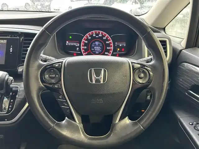 ホンダ オデッセイ アブソルート 和歌山県 2013(平25)年 13.6万km ホワイトオーキッドパール (株)IDOMが運営する【じしゃロン和歌山店】の自社ローン専用車両になります。こちらは現金またはオートローンご利用時の価格です。自社ローンご希望の方は別途その旨お申付け下さい/8人乗り/あんしんパッケージ/シティブレーキアクティブシステム/純正インターナビ/CD/DVD/フルセグTV/HDMI/純正フリップダウンモニター/前後ドライブレコーダー/純正フロアマット/スマートキー/エンジンプッシュスタート/ビルトインETC/パドルシフト/保証書/取説/スペアキー