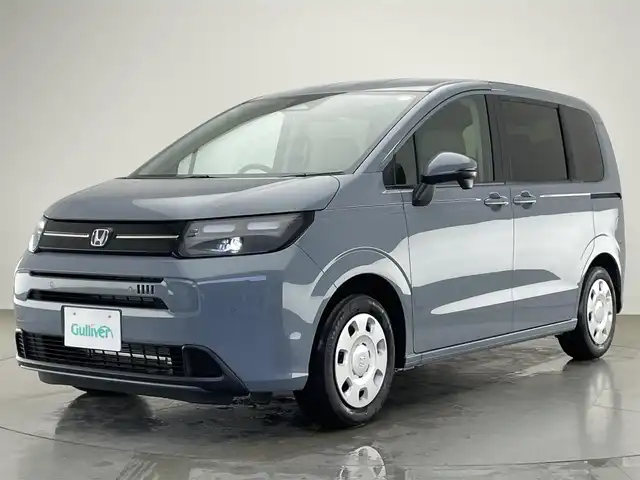 ホンダ フリード AIR 愛知県 2025(令7)年 0.1万km未満 ソニックグレーパール 登録済未使用車　ホンダセンシング　ホンダコネクトナビ装着用パッケージ　両側パワースライドドア　衝突軽減装置　車線逸脱　追従クルコン　ハンドル支援　ＬＥＤオートライト　リヤパーキングセンサー　ロールサンシェード　禁煙車/●衝突軽減ブレーキ（CMBS）/●先行車発進お知らせ機能/●歩行者事故低減ステアリング/●路外逸脱抑制機能/●標識認識機能/●渋滞追従機能付アダプティブクルーズコントロール（ACC）/●車線維持支援システム（LKAS）/●トラフィックジャムアシスト（渋滞運転支援機能）/●誤発進抑制機能/●後方誤発進抑制機能/●近距離衝突軽減ブレーキ/●急アクセル抑制機能/●パーキングセンサーシステム/●オートハイビーム