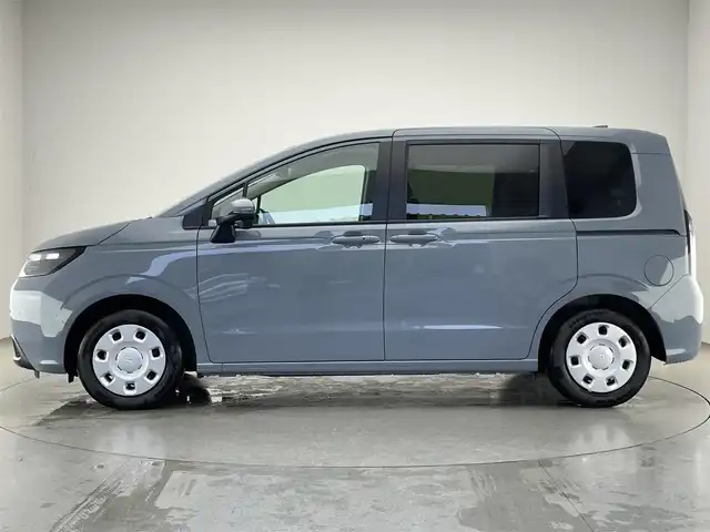 ホンダ フリード AIR 愛知県 2025(令7)年 0.1万km未満 ソニックグレーパール 登録済未使用車　ホンダセンシング　ホンダコネクトナビ装着用パッケージ　両側パワースライドドア　衝突軽減装置　車線逸脱　追従クルコン　ハンドル支援　ＬＥＤオートライト　リヤパーキングセンサー　ロールサンシェード　禁煙車/●衝突軽減ブレーキ（CMBS）/●先行車発進お知らせ機能/●歩行者事故低減ステアリング/●路外逸脱抑制機能/●標識認識機能/●渋滞追従機能付アダプティブクルーズコントロール（ACC）/●車線維持支援システム（LKAS）/●トラフィックジャムアシスト（渋滞運転支援機能）/●誤発進抑制機能/●後方誤発進抑制機能/●近距離衝突軽減ブレーキ/●急アクセル抑制機能/●パーキングセンサーシステム/●オートハイビーム