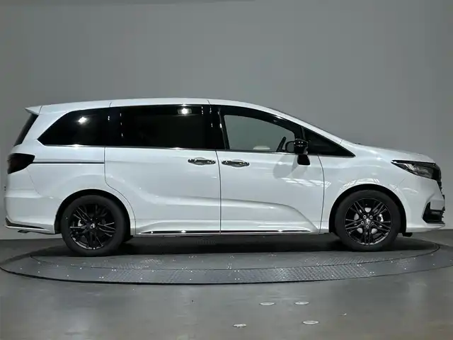 ホンダ オデッセイ ハイブリッド e:HEVアブソルート EXブラックED 愛媛県 2023(令5)年 0.3万km プラチナホワイトパール 純正１１インチナビ（フルセグＴＶ　Ｂｌｕｅｔｏｏｔｈ　ＣＤ　ＤＶＤ　ＳＤ）マルチビューカメラ　本革シート　両側パワースライドドア　オットマン　ＥＴＣ　シートヒーター　ワイヤレス充電　ＬＥＤヘッド