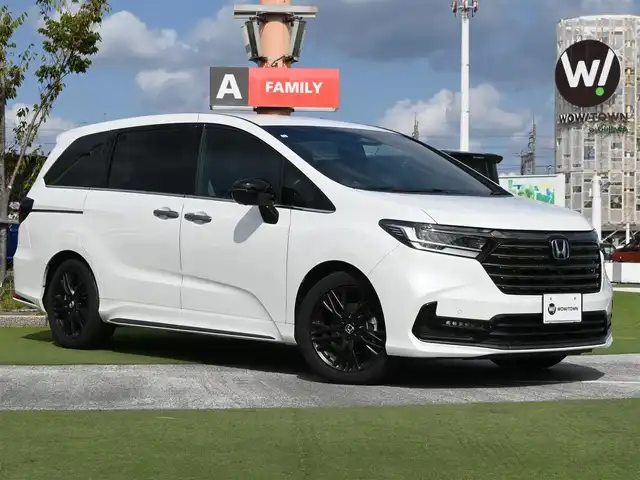 ホンダ オデッセイ ハイブリッド e:HEVアブソルート EXブラックED 千葉県 2023(令5)年 0.3万km プラチナホワイトパール ホンダセンシング/・衝突軽減ブレーキ（CMBS）/・車線維持支援システム（LKAS）/・アダプティブクルーズコントロール（ACC）/・ブラインドスポットインフォメーション/・後方誤発進抑制機能/・誤発進抑制機能/パワーバックドア/両側パワースライドドア/レザーシート/前席パワーシート/シートヒーター/ワイヤレス充電/純正メモリーナビ/地デジTV/【DVD/CD再生機能　Bluetooth接続】/マルチビューカメラシステム/革巻きステアリング/ステアリングスイッチ/ETC/LEDヘッドライト/LEDフォグライト/ウインカーミラー/コーナーセンサー/純正18インチアルミホイル/サイド/カーテンエアバッグ/Honda スマートキー
