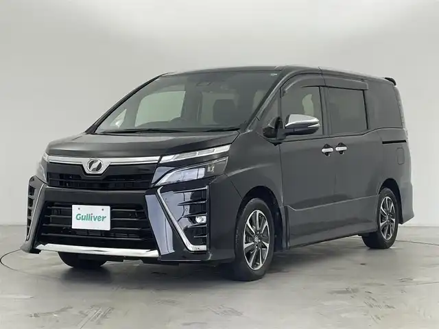 トヨタ ヴォクシー ZS 煌Ⅱ 群馬県 2019(平31)年 5.6万km ブラック 純正12.1インチフリップダウンモニター　（型式V12T-R68C）/純正10インチSDナビ　（型式NSZN-Z68T）/　AM/FM/Bluetooth/フルセグTV/SD/CD/DVD/＝＝＝＝＝＝＝＝＝＝＝＝/バックカメラ/トヨタセーフティセンス/・プリクラッシュセーフティ（レーザーレーダー＋単独カメラ方式）/・レーンディパーチャーアラート/・オートマチックハイビーム/・先行車発進告知機能/両側パワースライドドア/クルーズコントロール/ETC/社外ドライブレコーダー（TZ-D004）