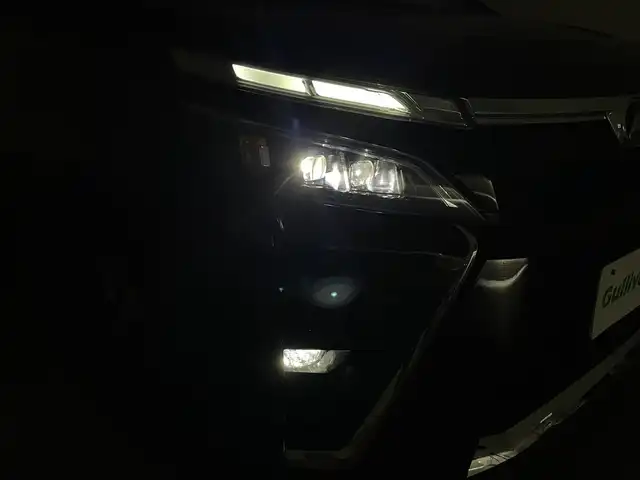 トヨタ ヴォクシー ZS 煌Ⅱ 群馬県 2019(平31)年 5.6万km ブラック 純正12.1インチフリップダウンモニター　（型式V12T-R68C）/純正10インチSDナビ　（型式NSZN-Z68T）/　AM/FM/Bluetooth/フルセグTV/SD/CD/DVD/＝＝＝＝＝＝＝＝＝＝＝＝/バックカメラ/トヨタセーフティセンス/・プリクラッシュセーフティ（レーザーレーダー＋単独カメラ方式）/・レーンディパーチャーアラート/・オートマチックハイビーム/・先行車発進告知機能/両側パワースライドドア/クルーズコントロール/ETC/社外ドライブレコーダー（TZ-D004）