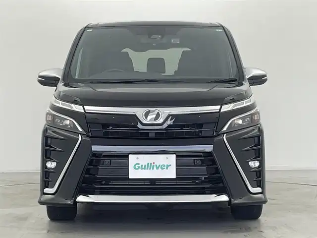 トヨタ ヴォクシー ZS 煌Ⅱ 群馬県 2019(平31)年 5.6万km ブラック 純正12.1インチフリップダウンモニター　（型式V12T-R68C）/純正10インチSDナビ　（型式NSZN-Z68T）/　AM/FM/Bluetooth/フルセグTV/SD/CD/DVD/＝＝＝＝＝＝＝＝＝＝＝＝/バックカメラ/トヨタセーフティセンス/・プリクラッシュセーフティ（レーザーレーダー＋単独カメラ方式）/・レーンディパーチャーアラート/・オートマチックハイビーム/・先行車発進告知機能/両側パワースライドドア/クルーズコントロール/ETC/社外ドライブレコーダー（TZ-D004）
