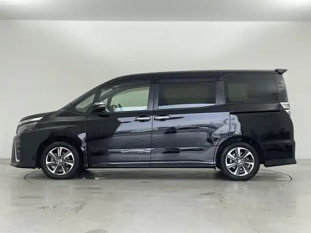 トヨタ ヴォクシー ZS 煌Ⅱ 群馬県 2019(平31)年 5.6万km ブラック 純正12.1インチフリップダウンモニター　（型式V12T-R68C）/純正10インチSDナビ　（型式NSZN-Z68T）/　AM/FM/Bluetooth/フルセグTV/SD/CD/DVD/＝＝＝＝＝＝＝＝＝＝＝＝/バックカメラ/トヨタセーフティセンス/・プリクラッシュセーフティ（レーザーレーダー＋単独カメラ方式）/・レーンディパーチャーアラート/・オートマチックハイビーム/・先行車発進告知機能/両側パワースライドドア/クルーズコントロール/ETC/社外ドライブレコーダー（TZ-D004）