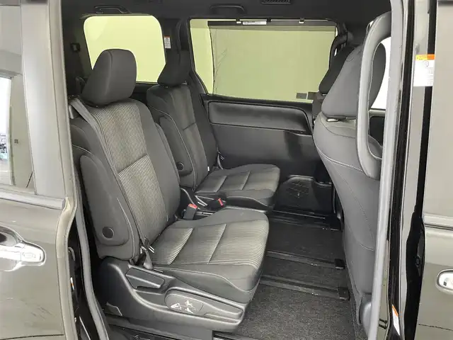 トヨタ ヴォクシー ZS 煌Ⅱ 群馬県 2019(平31)年 5.6万km ブラック 純正12.1インチフリップダウンモニター　（型式V12T-R68C）/純正10インチSDナビ　（型式NSZN-Z68T）/　AM/FM/Bluetooth/フルセグTV/SD/CD/DVD/＝＝＝＝＝＝＝＝＝＝＝＝/バックカメラ/トヨタセーフティセンス/・プリクラッシュセーフティ（レーザーレーダー＋単独カメラ方式）/・レーンディパーチャーアラート/・オートマチックハイビーム/・先行車発進告知機能/両側パワースライドドア/クルーズコントロール/ETC/社外ドライブレコーダー（TZ-D004）