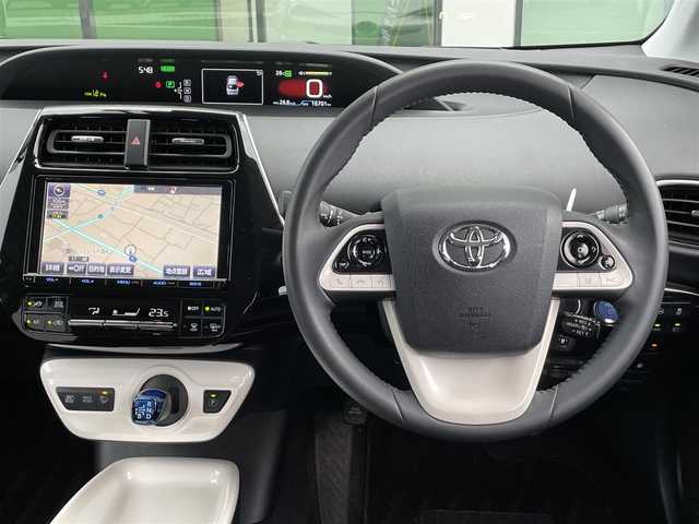 トヨタ プリウス A 香川県 2017(平29)年 1.7万km スティールブロンドM 登録時走行距離 16701km/ディーラーオプション9インチナビ/→AM/FM/フルセグTV/Bluetooth/バックカメラ/ビルトインETC/アダプティブクルーズコントロール/ドライブレコーダー/ブラインドスポットモニター/ヘッドアップディスプレイ/LEDオートライト/フォグランプ/オートハイビーム/プッシュスタート/スマートキー/スペアキー/プリクラッシュセーフティ/レーンディパーチャーアラート/レーンキープアシスト/横滑り防止装置/クリアランスソナー