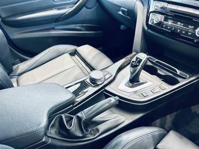 ＢＭＷ ３２０ｄ ツーリング Mスポーツ 大阪府 2018(平30)年 3万km エストリル・ブルー インテリジェントセーフティ/黒革/パワーシート/シートヒーター/Dシートメモリ/ACC/純正ナビ/TV/バックカメラ/純正19インチAW/LEDヘッドライト/電動リアゲート/ブラインドスポット/クリアランスソナー/パドルシフト
