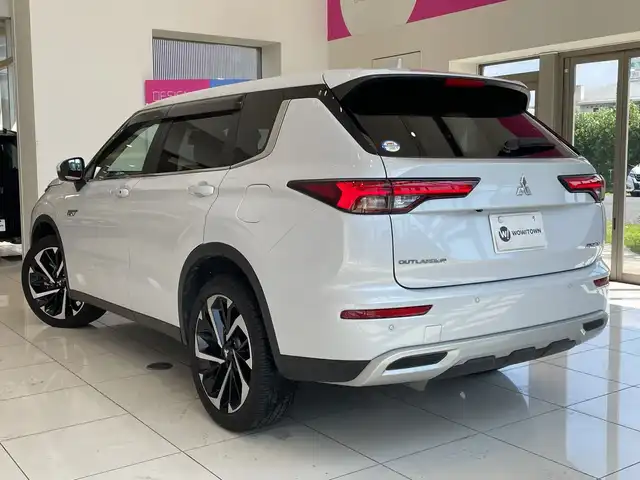 三菱 アウトランダー ＰＨＥＶ G 埼玉県 2023(令5)年 3.9万km ホワイトダイヤモンド 三菱e-Assist/純正メモリナビ/　　BT/フルセグ/Apple CarPlay　/全方位モニター　/パワーバックドア　/レーダークルーズコントロール　/LED　/ハーフレザーシート　　/シートヒーター　/純正20インチアルミ/ブラインドスポットモニター/ヘッドアップディスプレイ/パドルシフト/ステアリングヒーター/スイッチ　/ワイヤレス充電 /ETC2.0