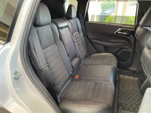 三菱 アウトランダー ＰＨＥＶ G 埼玉県 2023(令5)年 3.9万km ホワイトダイヤモンド 三菱e-Assist/純正メモリナビ/　　BT/フルセグ/Apple CarPlay　/全方位モニター　/パワーバックドア　/レーダークルーズコントロール　/LED　/ハーフレザーシート　　/シートヒーター　/純正20インチアルミ/ブラインドスポットモニター/ヘッドアップディスプレイ/パドルシフト/ステアリングヒーター/スイッチ　/ワイヤレス充電 /ETC2.0