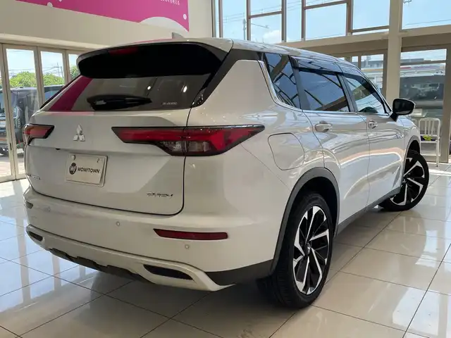 三菱 アウトランダー ＰＨＥＶ G 埼玉県 2023(令5)年 3.9万km ホワイトダイヤモンド 三菱e-Assist/純正メモリナビ/　　BT/フルセグ/Apple CarPlay　/全方位モニター　/パワーバックドア　/レーダークルーズコントロール　/LED　/ハーフレザーシート　　/シートヒーター　/純正20インチアルミ/ブラインドスポットモニター/ヘッドアップディスプレイ/パドルシフト/ステアリングヒーター/スイッチ　/ワイヤレス充電 /ETC2.0