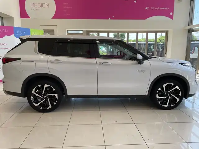 三菱 アウトランダー ＰＨＥＶ G 埼玉県 2023(令5)年 3.9万km ホワイトダイヤモンド 三菱e-Assist/純正メモリナビ/　　BT/フルセグ/Apple CarPlay　/全方位モニター　/パワーバックドア　/レーダークルーズコントロール　/LED　/ハーフレザーシート　　/シートヒーター　/純正20インチアルミ/ブラインドスポットモニター/ヘッドアップディスプレイ/パドルシフト/ステアリングヒーター/スイッチ　/ワイヤレス充電 /ETC2.0
