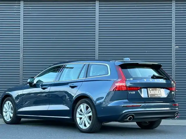 ボルボ Ｖ６０ B4 モメンタム 茨城県 2021(令3)年 2.2万km デニムブルーメタリック 白革 /Sヒ-タ- /360°C /ACC /ナビ /12セグ /LED /レーンキープアシスト /BLIS /CTA /パークアシスト /自動駐車 /純正ナビ /CarPlay /BT /USB /パワーテールゲート /ワイヤレス充電 /ステアリングヒーター /オートハイビーム /ETC2.0/ルーフレール/禁煙車