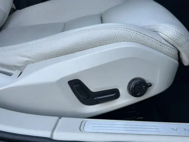 ボルボ Ｖ６０ B4 モメンタム 茨城県 2021(令3)年 2.2万km デニムブルーメタリック 白革 /Sヒ-タ- /360°C /ACC /ナビ /12セグ /LED /レーンキープアシスト /BLIS /CTA /パークアシスト /自動駐車 /純正ナビ /CarPlay /BT /USB /パワーテールゲート /ワイヤレス充電 /ステアリングヒーター /オートハイビーム /ETC2.0/ルーフレール/禁煙車