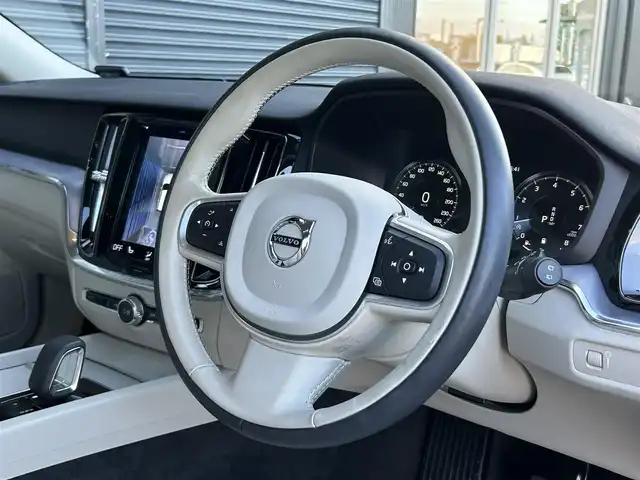 ボルボ Ｖ６０ B4 モメンタム 茨城県 2021(令3)年 2.2万km デニムブルーメタリック 白革 /Sヒ-タ- /360°C /ACC /ナビ /12セグ /LED /レーンキープアシスト /BLIS /CTA /パークアシスト /自動駐車 /純正ナビ /CarPlay /BT /USB /パワーテールゲート /ワイヤレス充電 /ステアリングヒーター /オートハイビーム /ETC2.0/ルーフレール/禁煙車