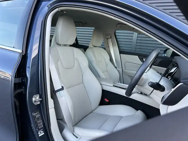 ボルボ Ｖ６０ B4 モメンタム 茨城県 2021(令3)年 2.2万km デニムブルーメタリック 白革 /Sヒ-タ- /360°C /ACC /ナビ /12セグ /LED /レーンキープアシスト /BLIS /CTA /パークアシスト /自動駐車 /純正ナビ /CarPlay /BT /USB /パワーテールゲート /ワイヤレス充電 /ステアリングヒーター /オートハイビーム /ETC2.0/ルーフレール/禁煙車
