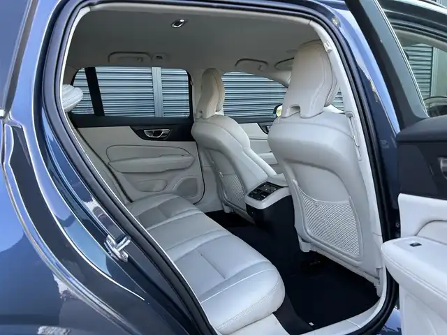 ボルボ Ｖ６０ B4 モメンタム 茨城県 2021(令3)年 2.2万km デニムブルーメタリック 白革 /Sヒ-タ- /360°C /ACC /ナビ /12セグ /LED /レーンキープアシスト /BLIS /CTA /パークアシスト /自動駐車 /純正ナビ /CarPlay /BT /USB /パワーテールゲート /ワイヤレス充電 /ステアリングヒーター /オートハイビーム /ETC2.0/ルーフレール/禁煙車